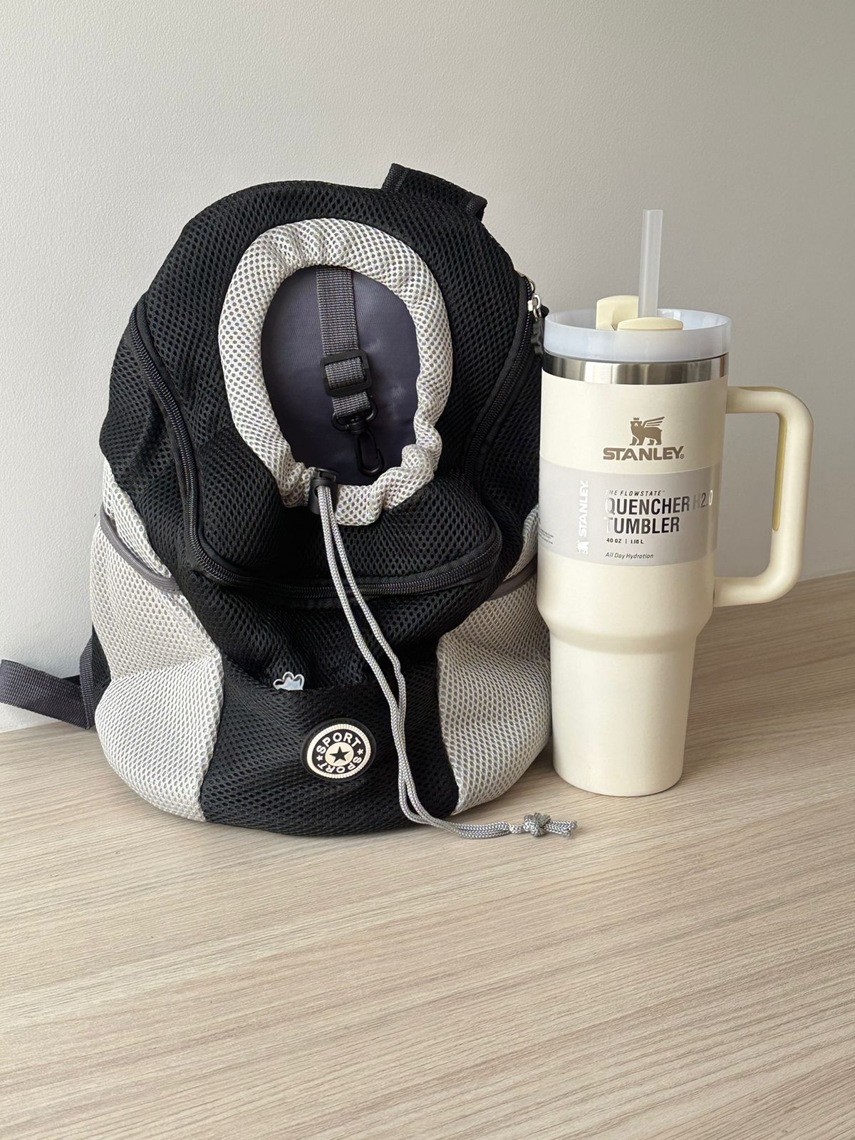 Combo Aventura y Comodidad: Termo Stanley + Mochila para Mascotas
